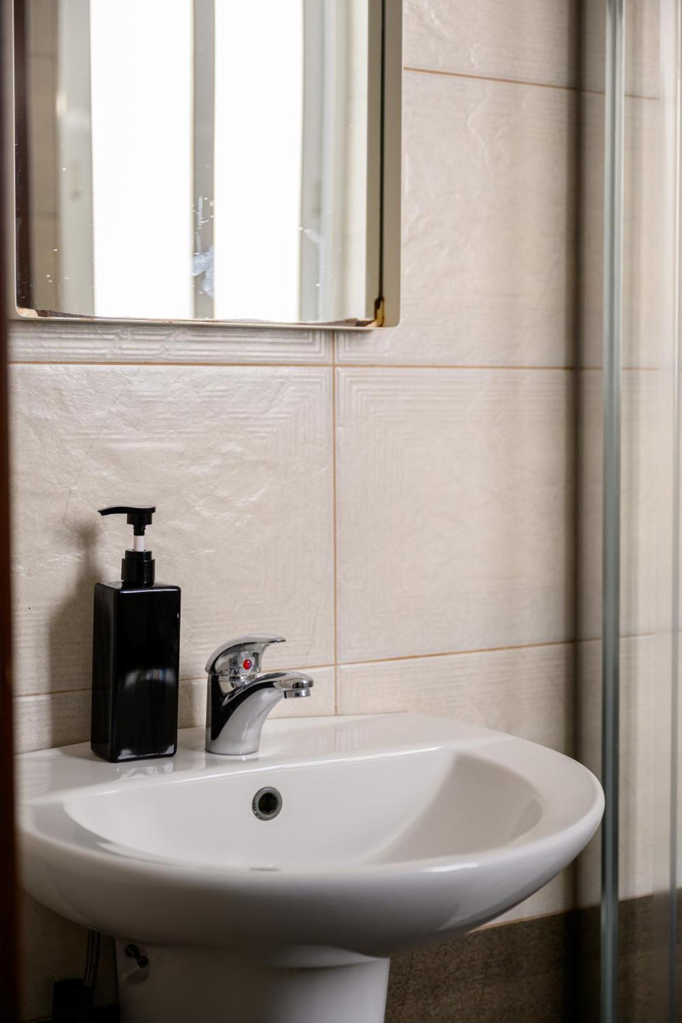 F9 Room 1, Private Double Room With Private Bathroom In Shared Flat مسيدا المظهر الخارجي الصورة